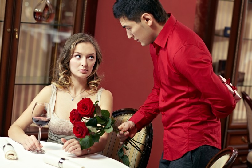 在餐厅约会的情侣图片(10张)