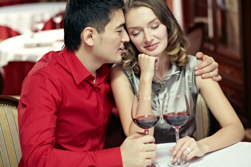 在餐厅约会的情侣图片(10张)