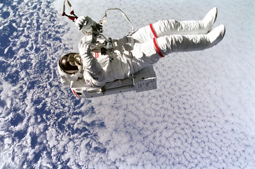 太空中的宇航员图片(11张)