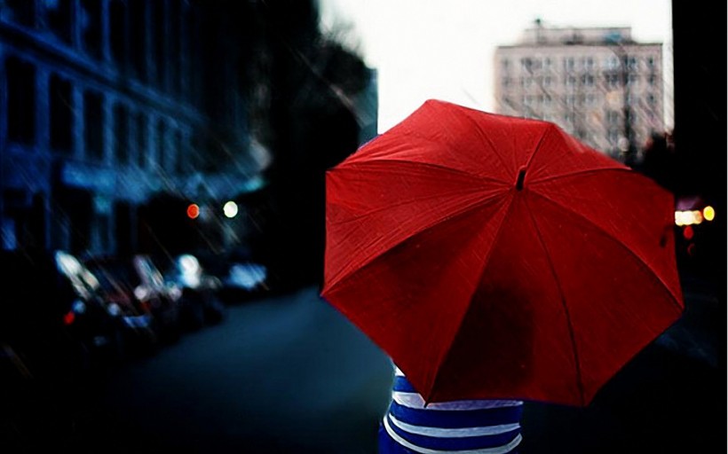 撑着雨伞的女孩图片(10张)