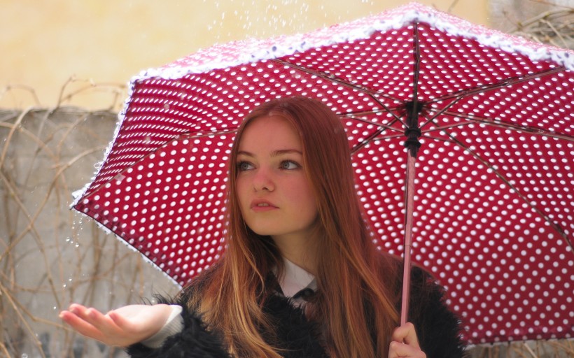 撑着雨伞的女孩图片(10张)