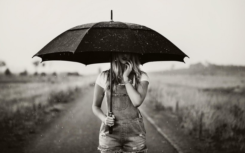 雨中的女孩图片(7张)