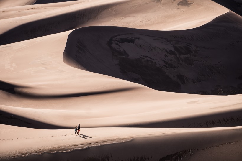 人们走在沙漠的图片(12张)