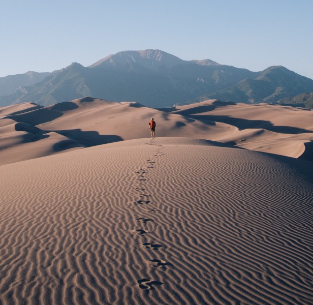 人们走在沙漠的图片(12张)