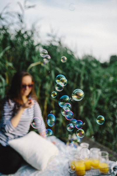 美女在玩肥皂泡的图片(10张)