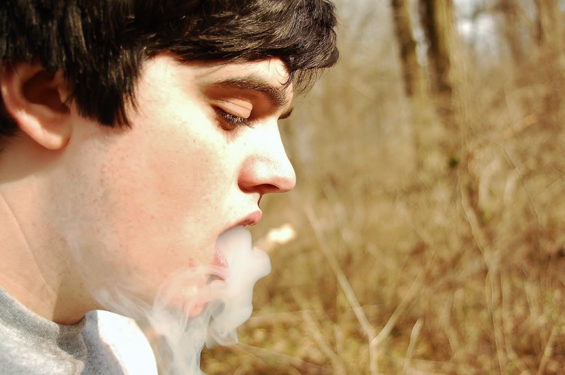 正在抽烟的男人图片(10张)