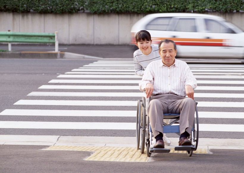 坐轮椅的中老年人图片(34张)