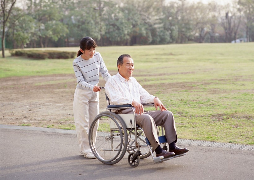 坐轮椅的中老年人图片(34张)