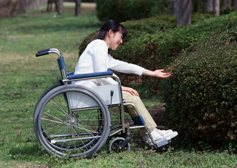 坐轮椅的中老年人图片(34张)