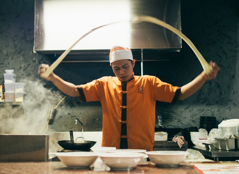 正在做饭的厨师图片(9张)