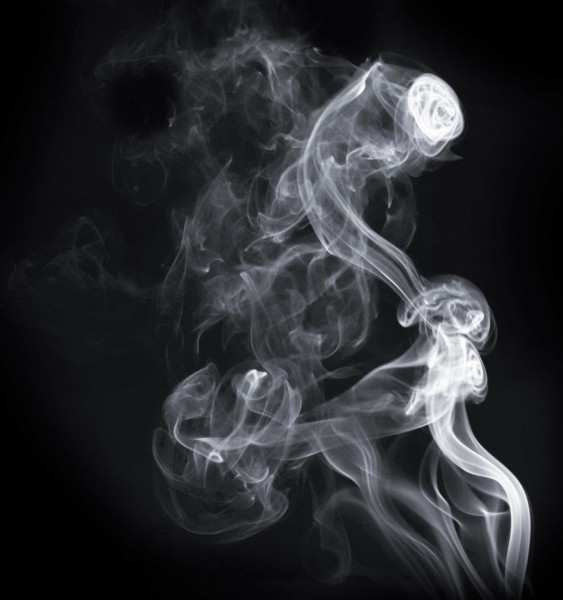 黑色背景下的白色吸烟烟雾图片(12张)