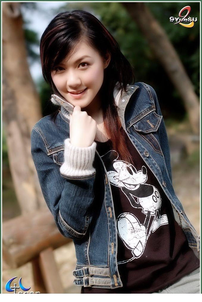 性感美女穿短裙秀长腿