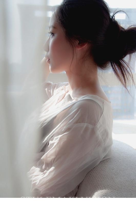 清纯气质MM透视衬衫下的诱人美躯