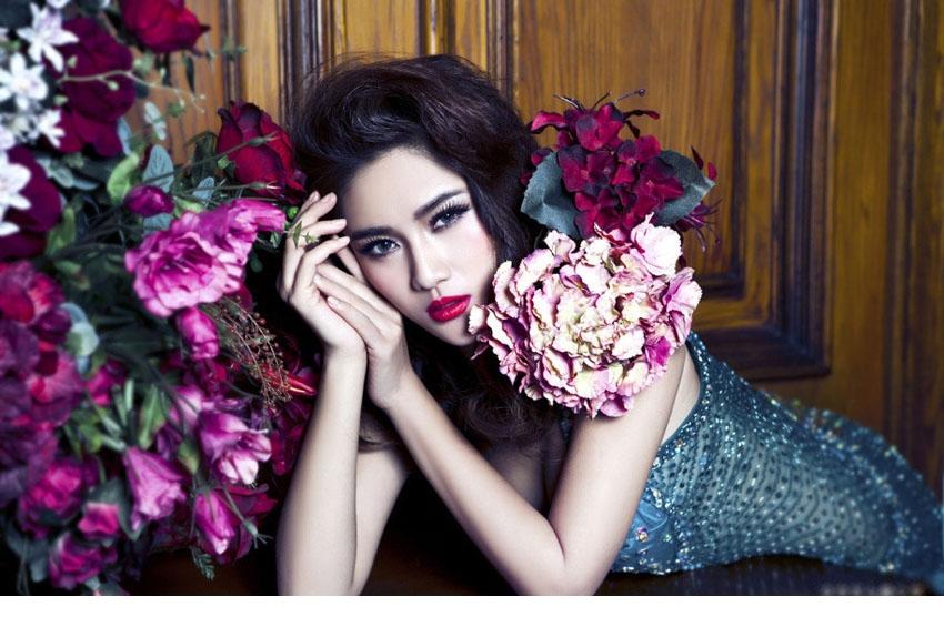 妖艳美女模特性感红唇娇艳动人