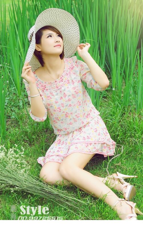清纯花裙子美女带来春的味道