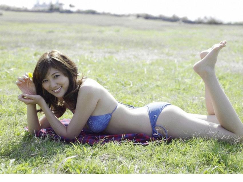 日本少女模特岩崎名美比基尼性感户外写真