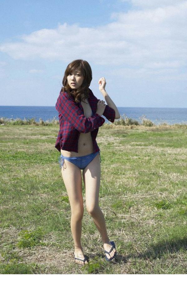 日本少女模特岩崎名美比基尼性感户外写真