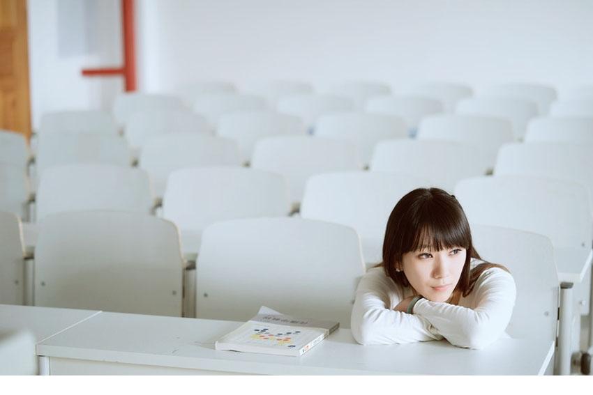 安静恬静女孩一个人的教室