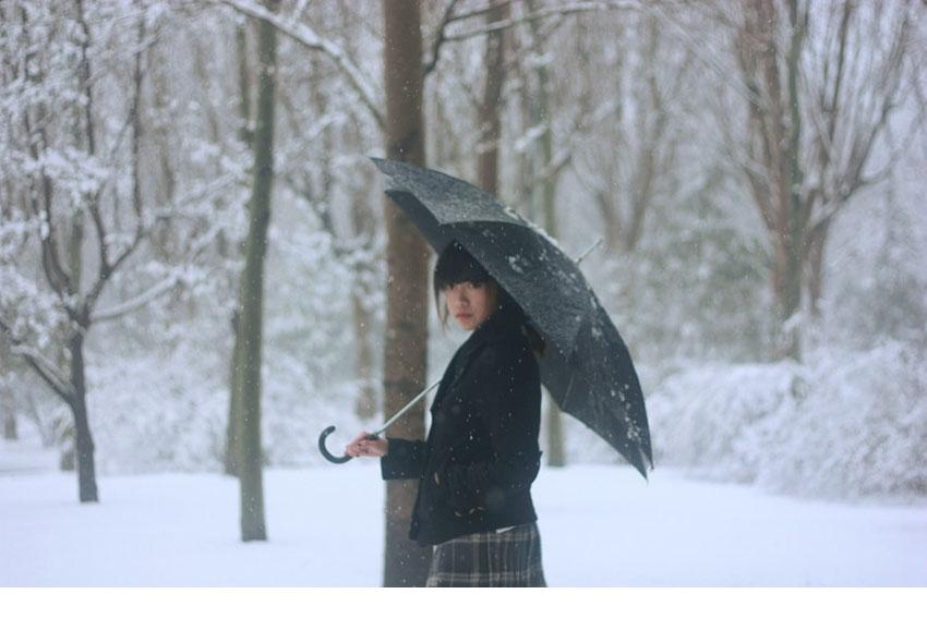 美女雪天里邂逅的纯情瞬间