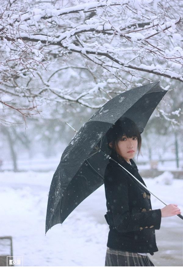 美女雪天里邂逅的纯情瞬间