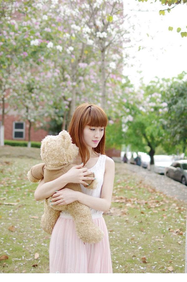 让美丽鲜花沦为陪衬的甜美妹纸