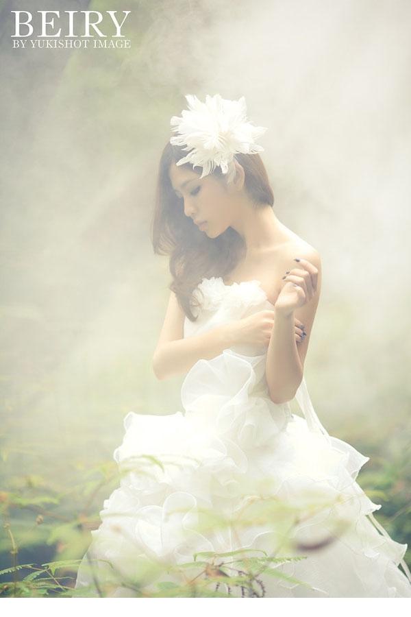 绝色气质美女浪漫婚纱性感露玉背