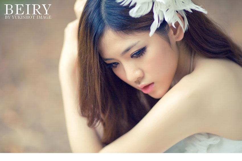 绝色气质美女浪漫婚纱性感露玉背