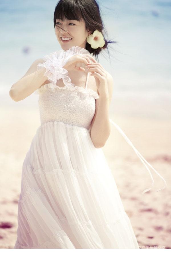 靓丽美女白色连衣裙如花般鲜艳