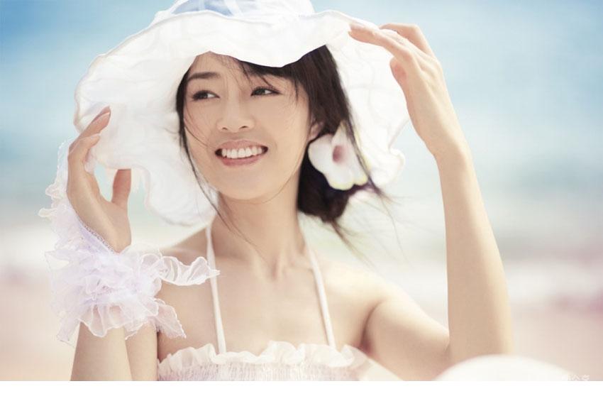 靓丽美女白色连衣裙如花般鲜艳
