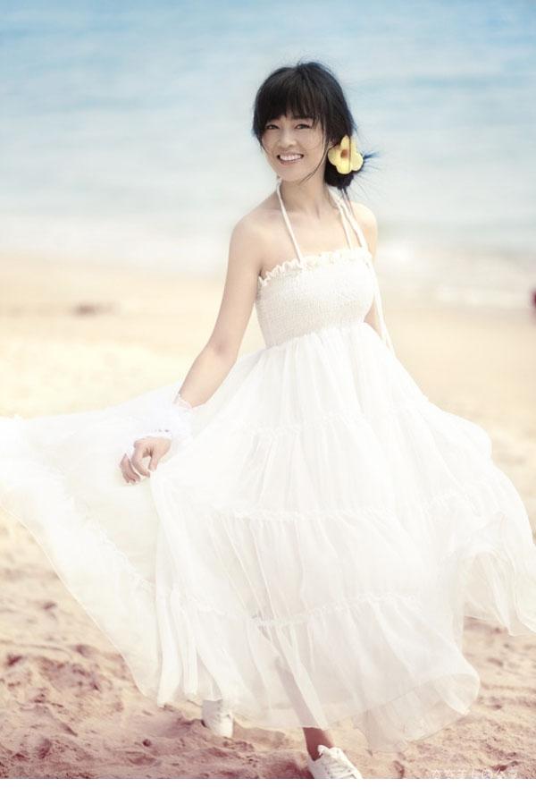靓丽美女白色连衣裙如花般鲜艳