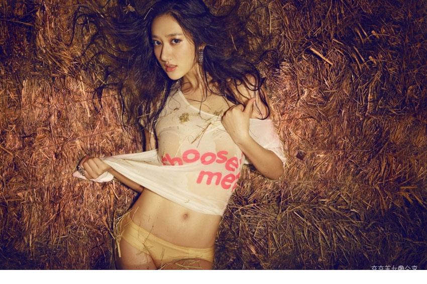 草垛里的小嫩模惹火狂野写真