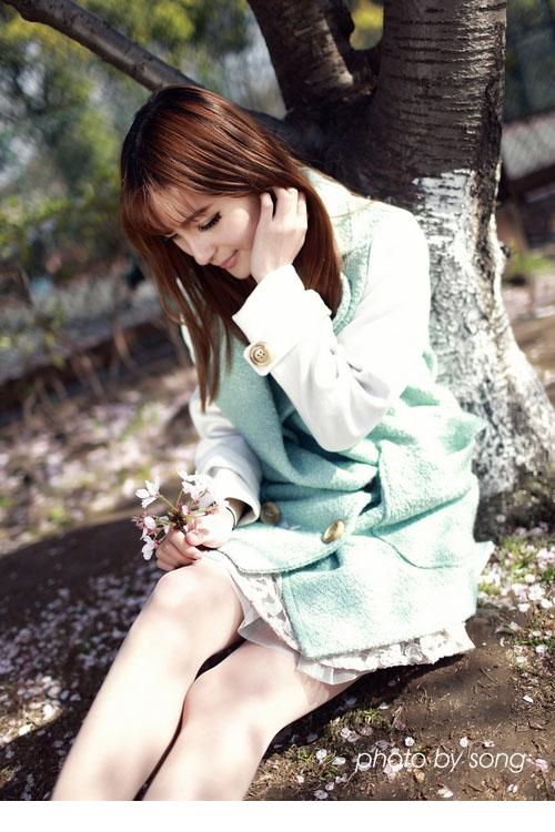 公园邂逅温雅气质美女