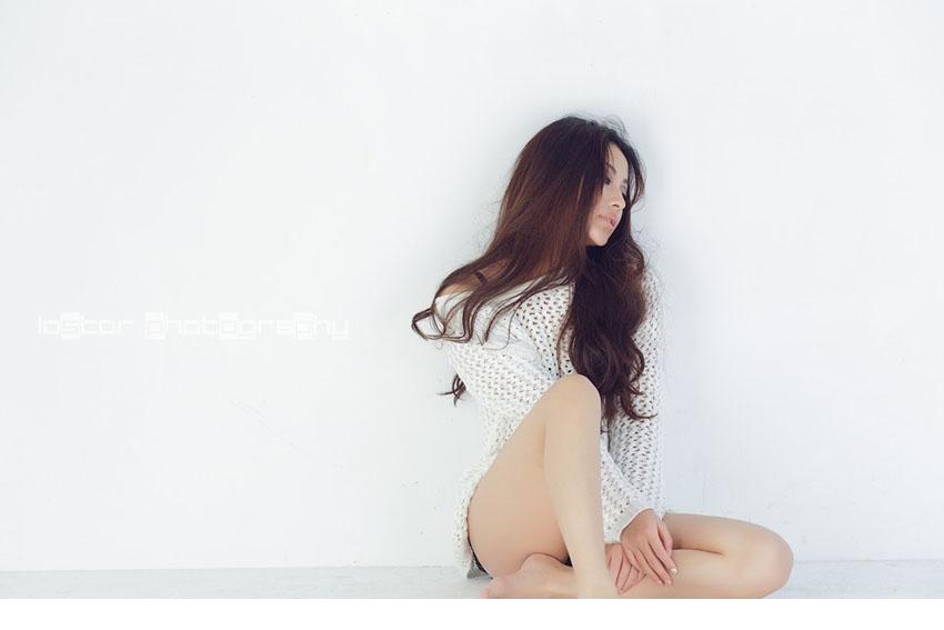 小性感美女模特纯白色诱惑