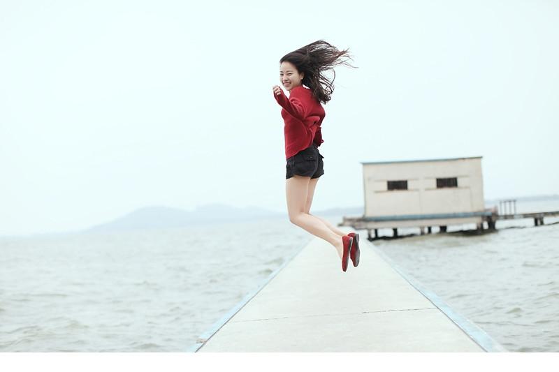 甜心少女一人性感海边时光