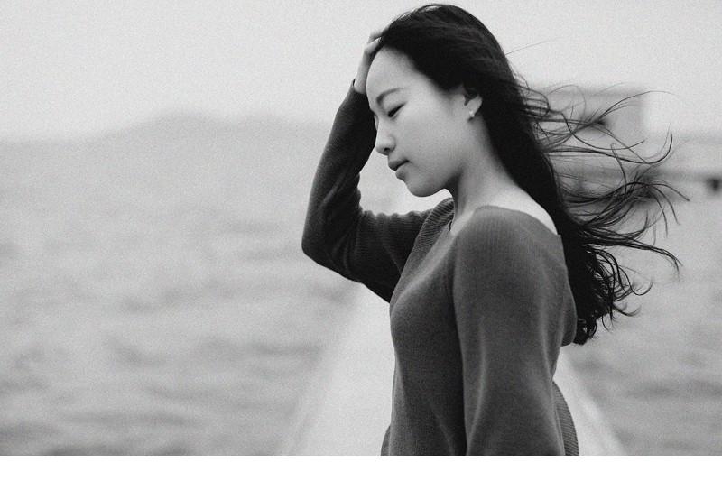 甜心少女一人性感海边时光