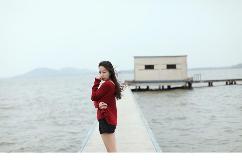 甜心少女一人性感海边时光