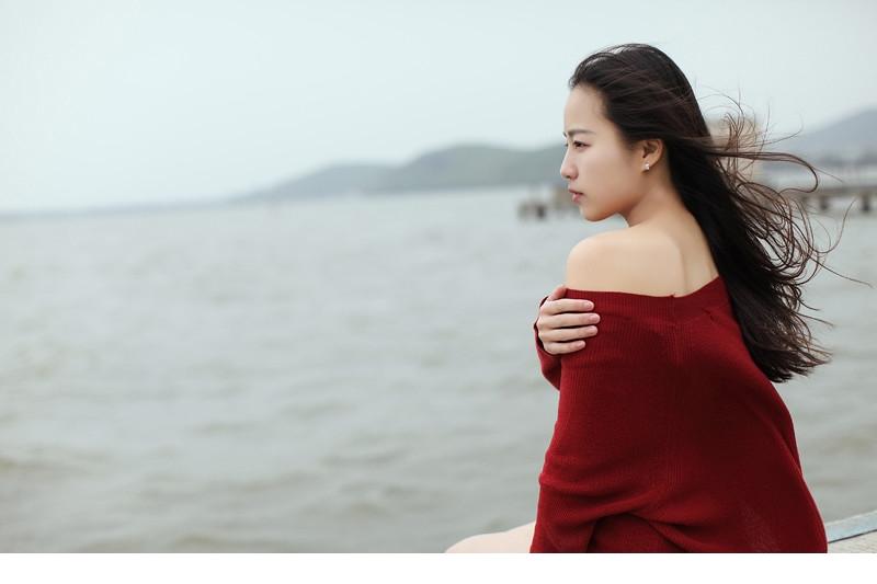甜心少女一人性感海边时光