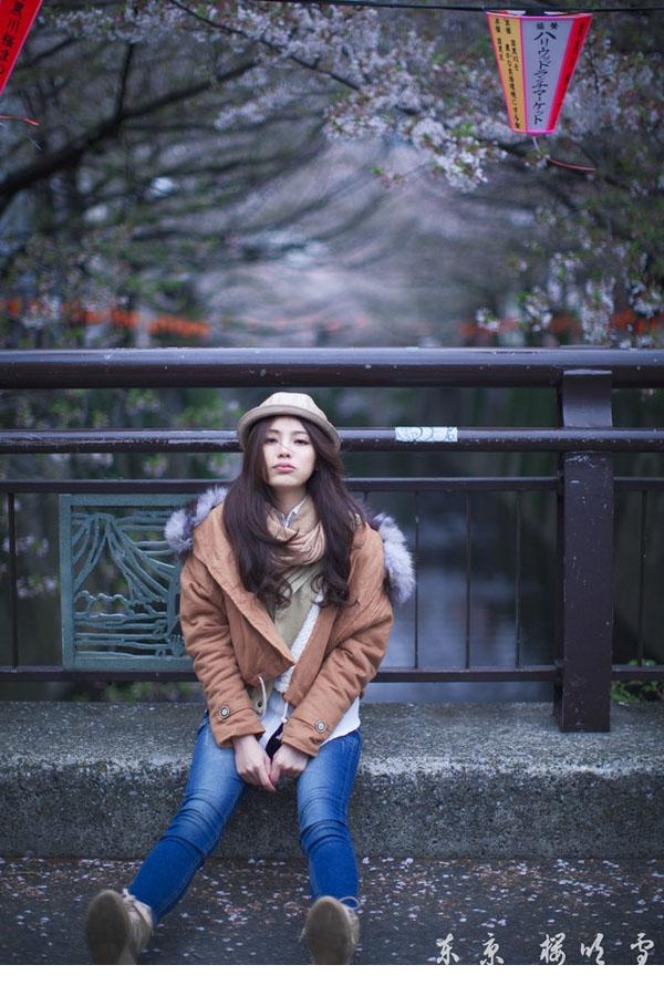 东京樱花雨中的气质靓丽女神