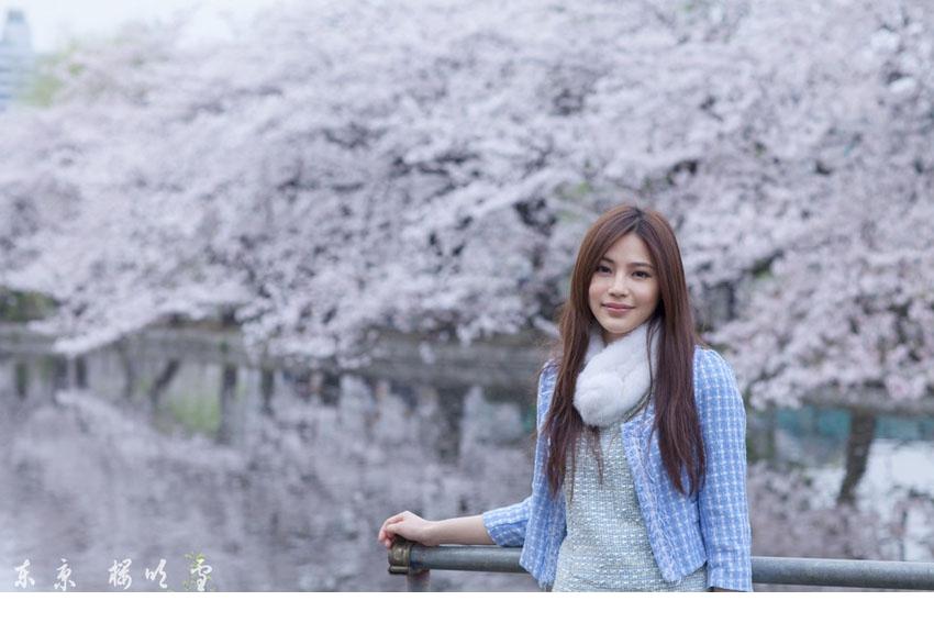 东京樱花雨中的气质靓丽女神