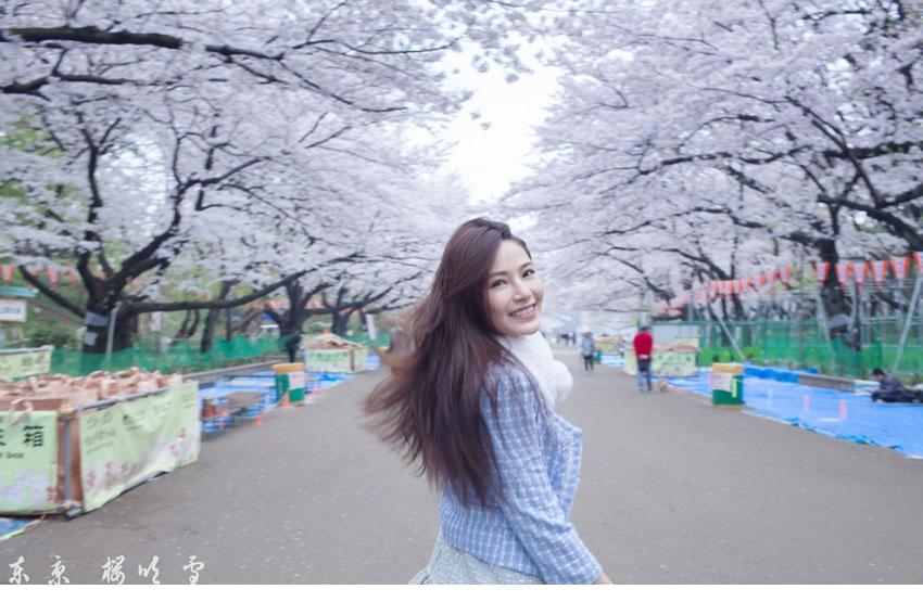 东京樱花雨中的气质靓丽女神