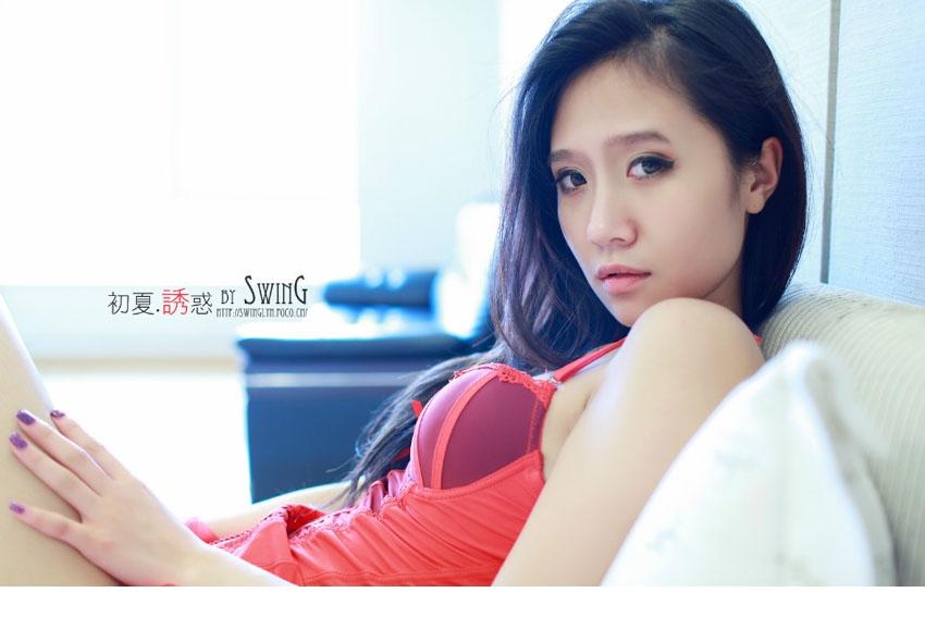 性感美女初夏白皙美沟诱惑