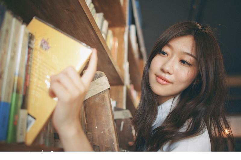 清纯文艺女生书店华丽邂逅