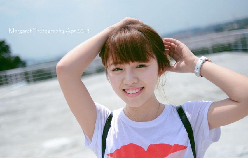 90后漂亮女孩俏皮露小滑舌