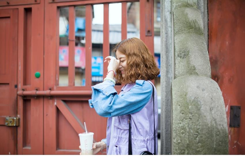 可爱小虎牙美女小巷街头美拍