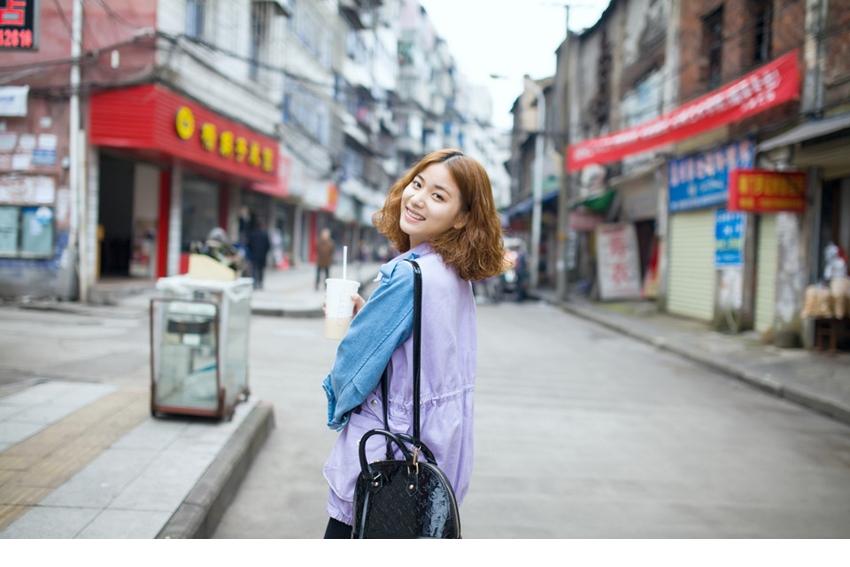 可爱小虎牙美女小巷街头美拍