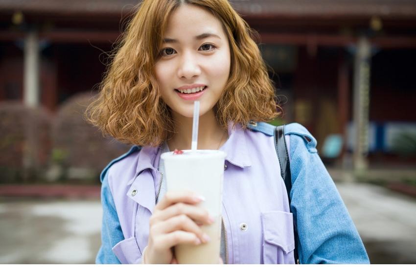 可爱小虎牙美女小巷街头美拍