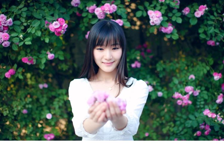 清纯气质美眉鲜花沦为陪衬