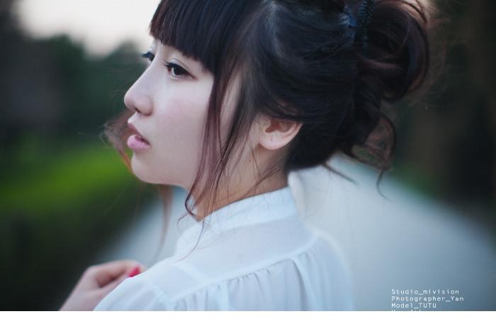 柔美可爱小姑娘的伊白年华