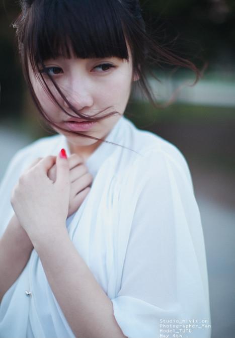 柔美可爱小姑娘的伊白年华