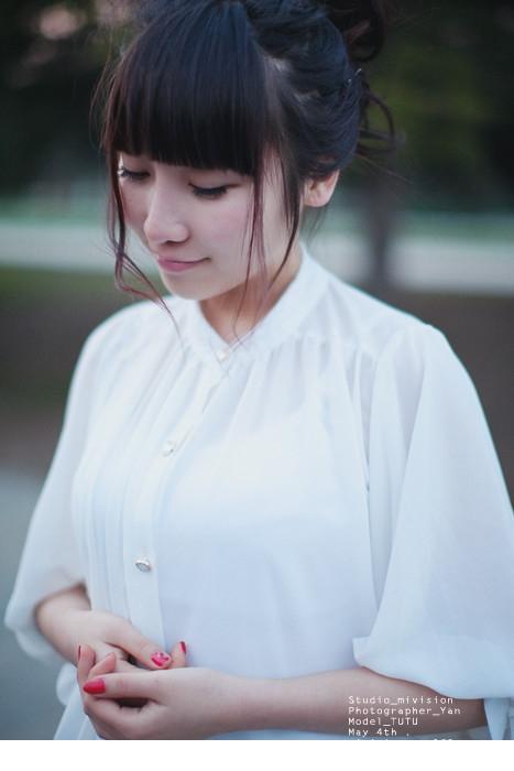 柔美可爱小姑娘的伊白年华